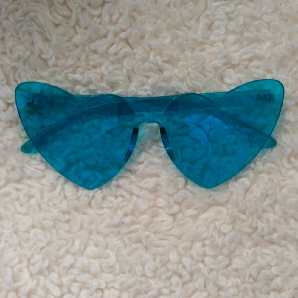 NWOT- Turquoises Heart Cat Eye sunglasses 😎